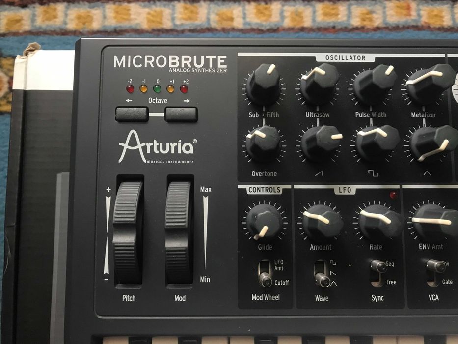 Sintetizator analog - Arturia Microbrute + Decksaver