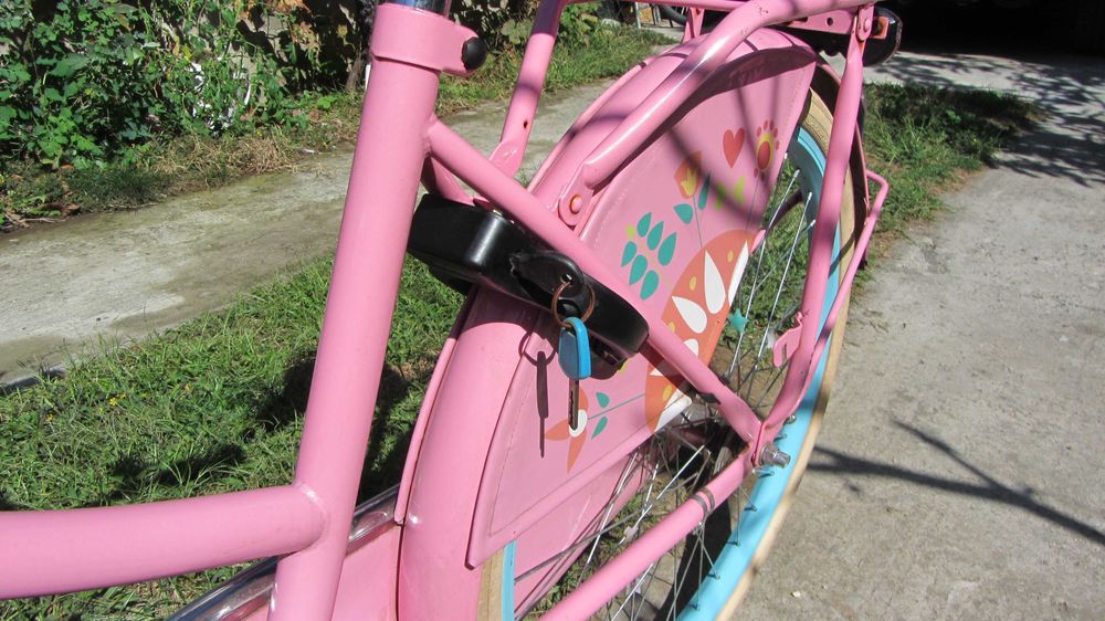 Bicicleta superba albastru cu roz perfecta, functionala totul original