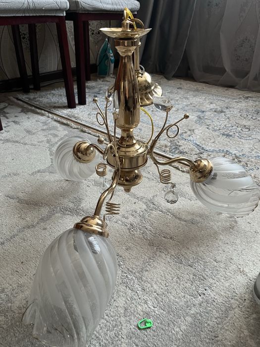 Люстры продам.