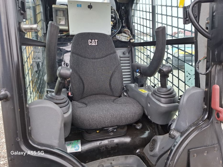 Mini încărcător frontal CAT 272 D