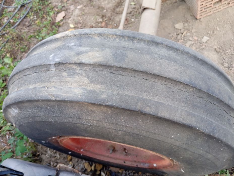 Semiremorca agricolă monoax neterminată