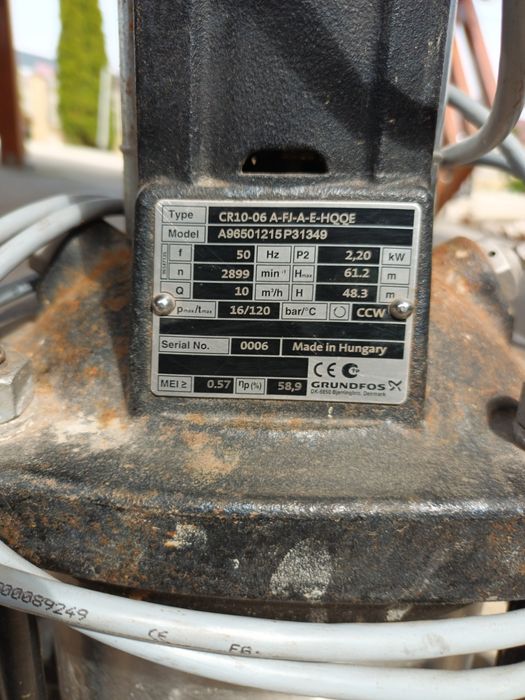 Pompa de irigat Grundfos 2200w. Are conectori alimentare, evacuare apa