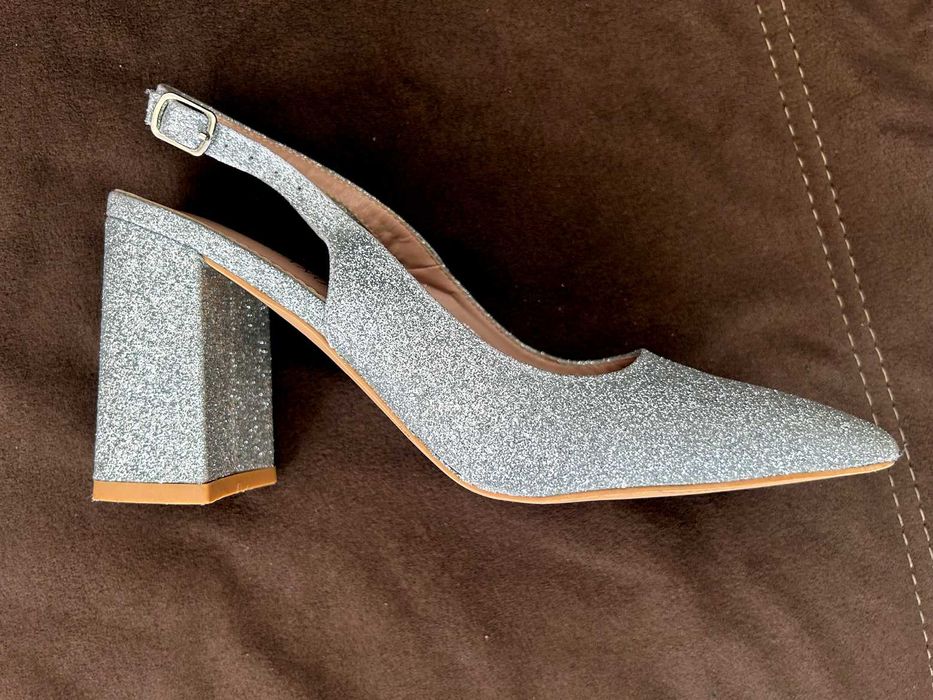 Комплект дамски официални обувки и малка чантичка тип „портмоне”.