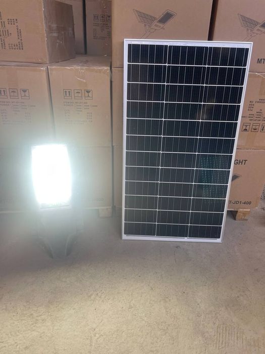 Солнечный LED projektor с панелю