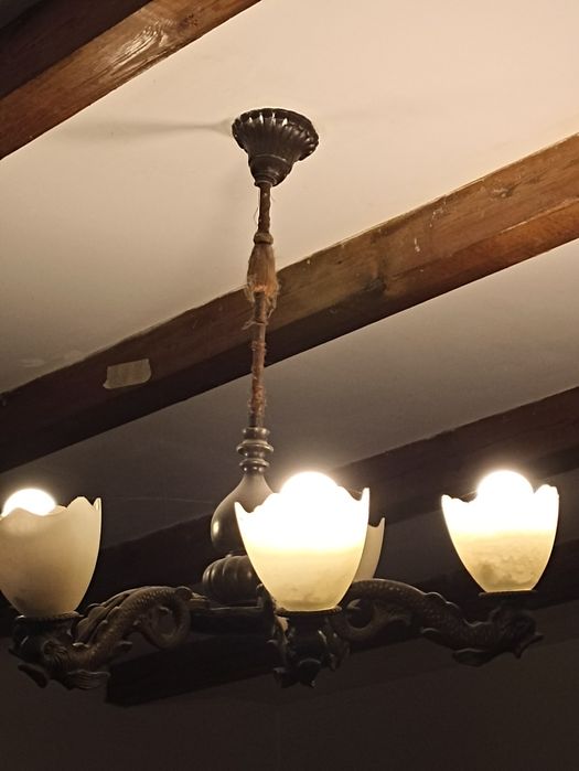 Продавам старинен полилей