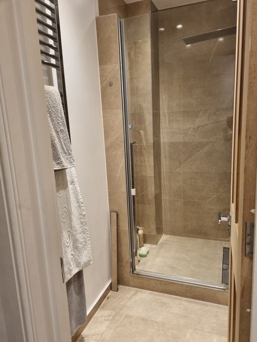 Închiriez apartament cu gradina