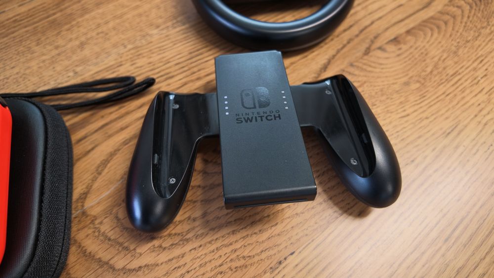 Vând Nintendo Switch (model standard) + Mario Kart 8 Deluxe + 2 volane