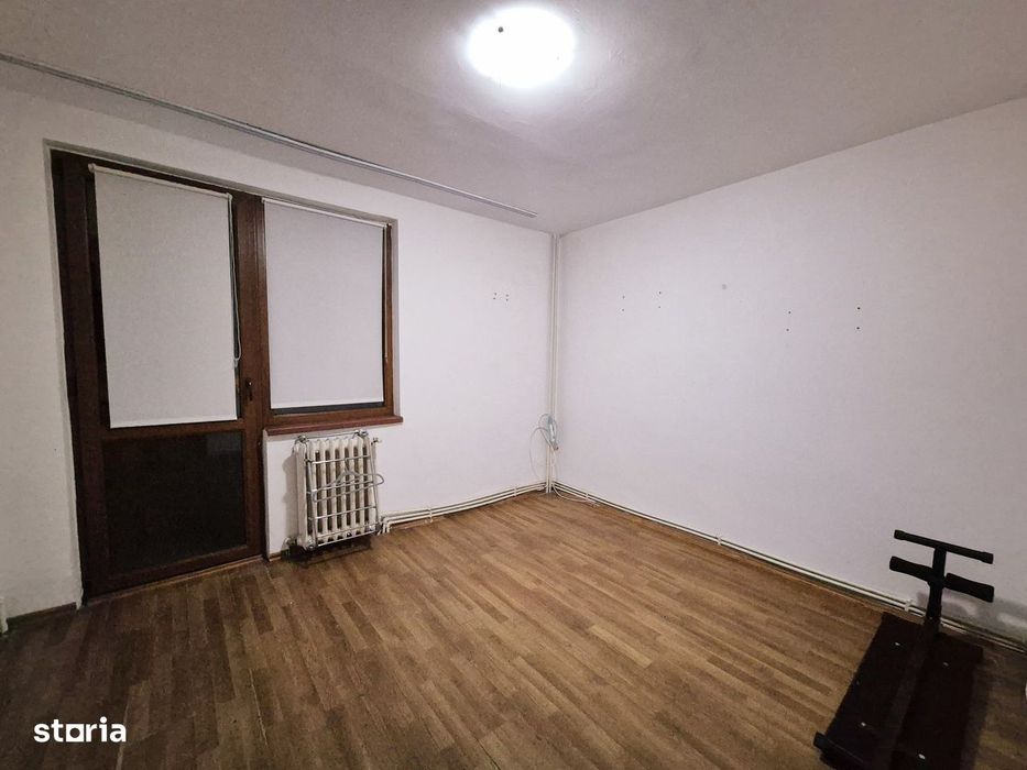 Apartament cu 3 camere, decomandat, etaj 3