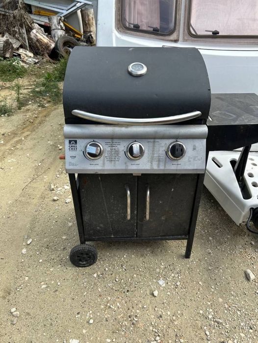 Инструмент за печене барбекю на газ  ползвано веднъж 3 горелки перфектно състояние