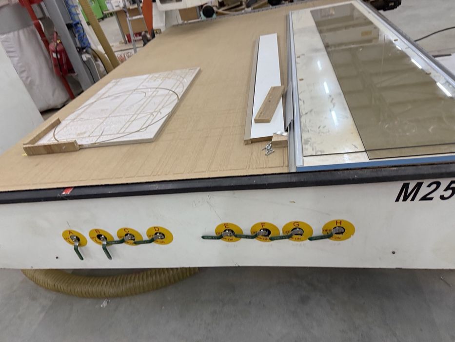 мощен cnc рутер с магазин за инструменти вакуум мотор 5,5,kw.