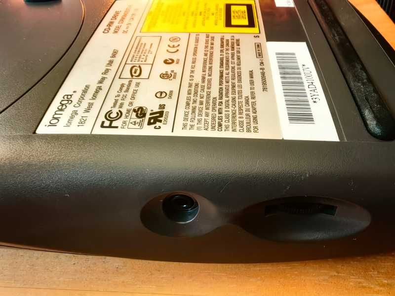 Iomega Predator USB CD-RW extern - pentru citit și "ars" CD-uri