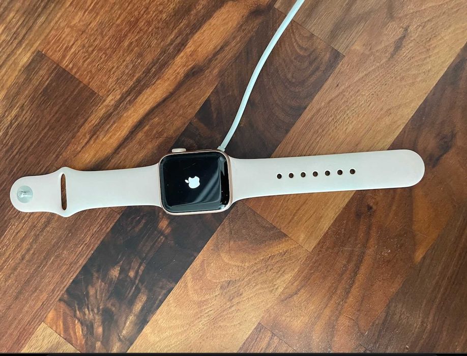 Часовник  apple watch 5 - 40 mm Алуминий Златно