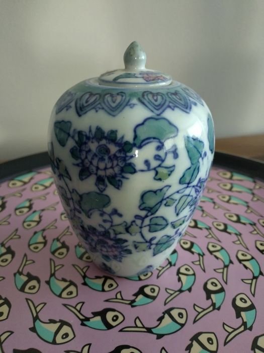 Керамичен съд от Япония с дизайн на цветя