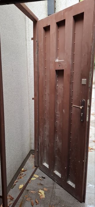 Метална врата с две брави