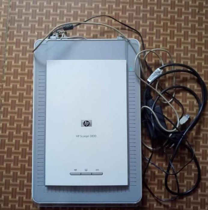 Легкий портативный сканер HP ScanJet 3800 со шнурами.