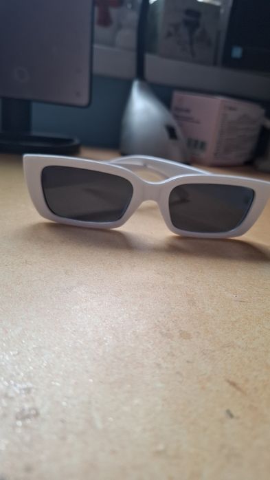 Бели нови очила.