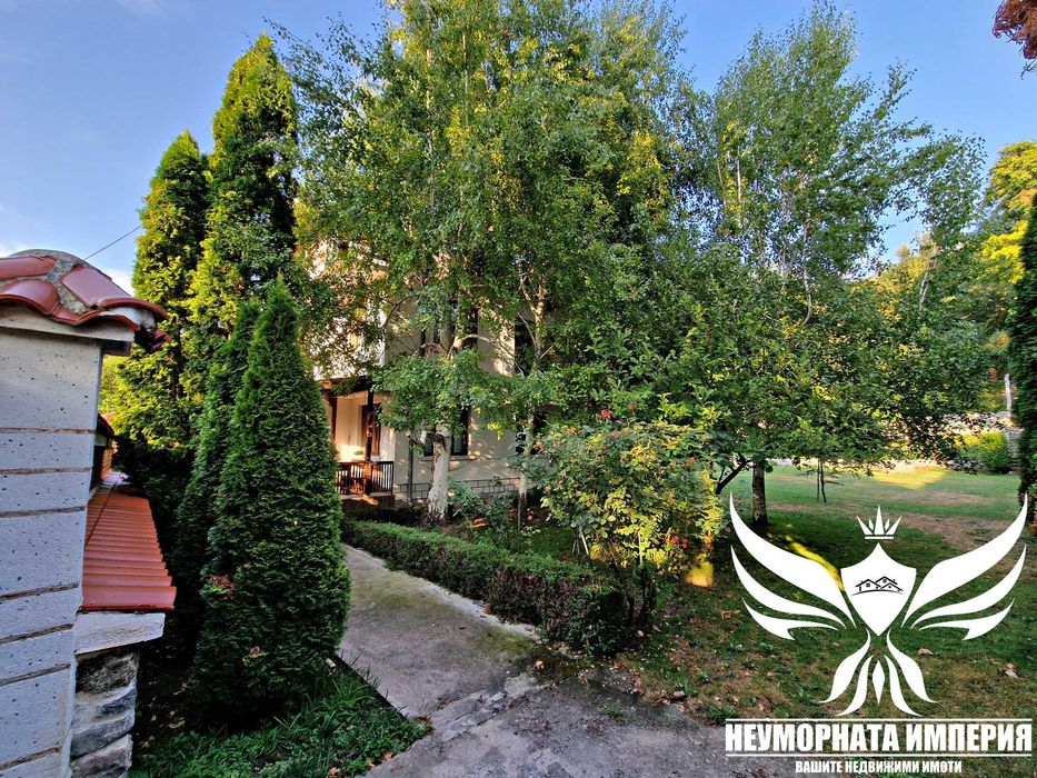 Двуетажна къща с гараж 300РЗП с 900кв. двор село Нови Извор