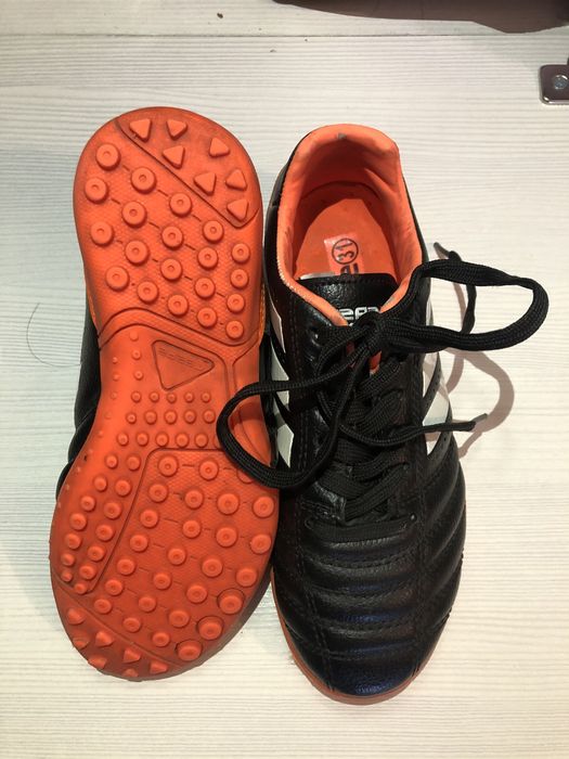 Футбольные кроссовки (бутсы)