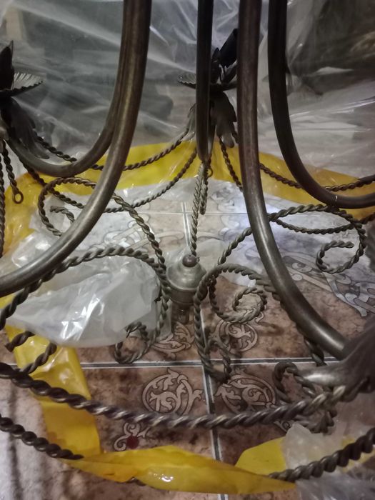 Люстры металлические скованные.