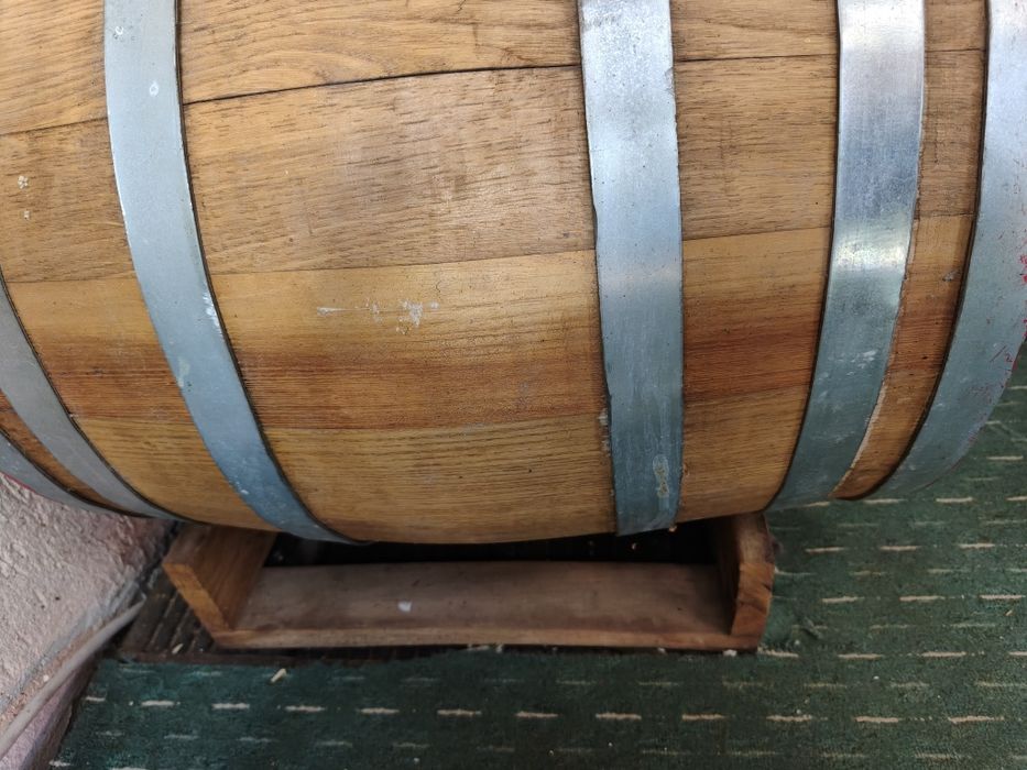 Vând butoi lemn de 40 l nou...tel 0762175165