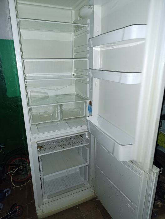 Холодильник,продаю на запчасти