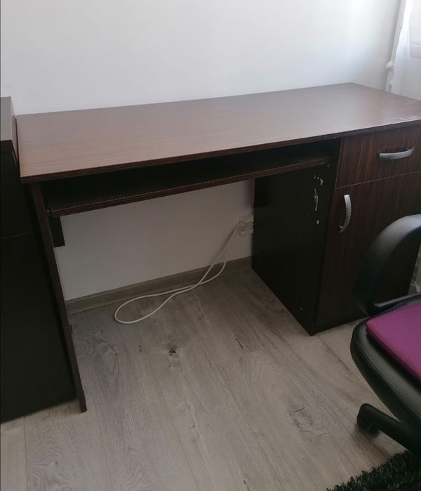 Vând birou în stare foarte buna