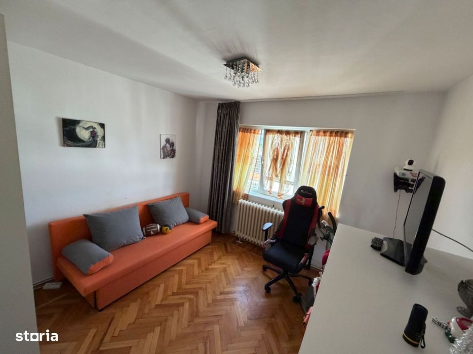 Apartament 3 camere, decomandat  - zona Cetate