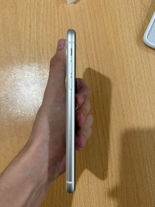 продам iPhone 11