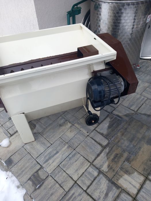 Zdrobitor cu desciorchinator electric