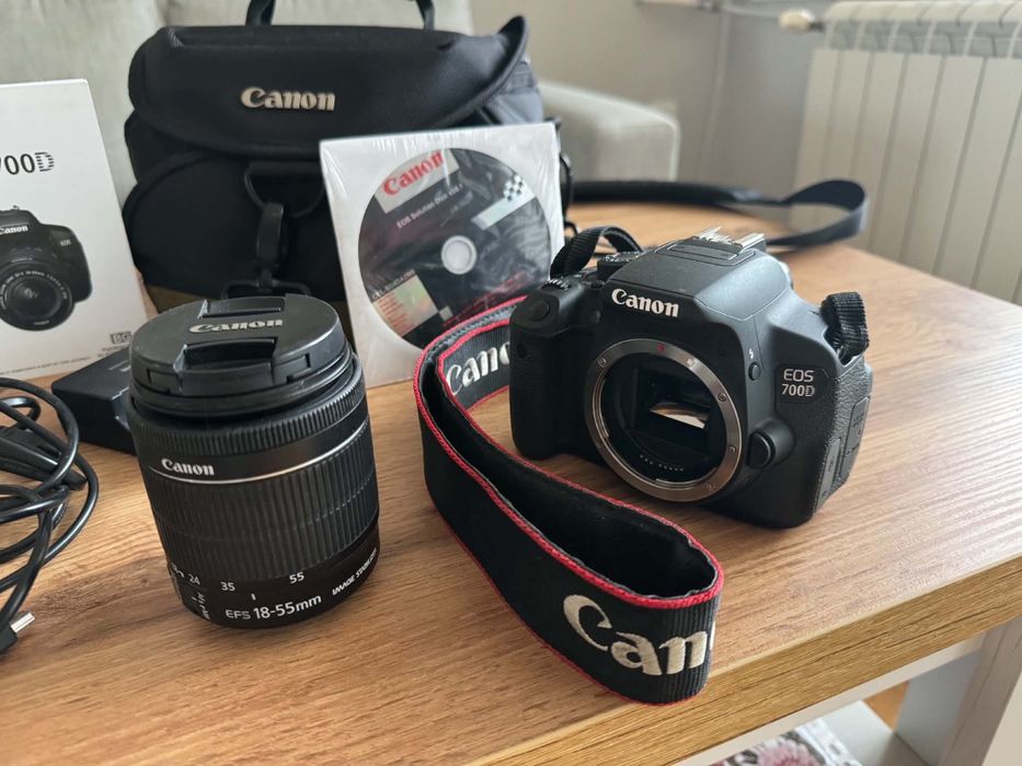 DSLR фотоапарат Canon EOS 700 D с обектив