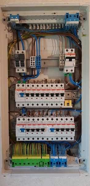 Electrician vand tablou electric cu tot cu montaj