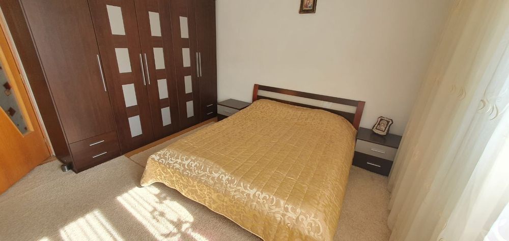 Casa la curte cu garaj