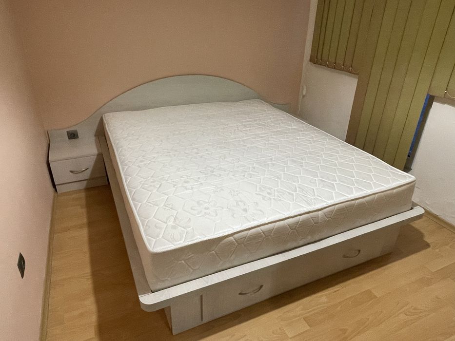 Спалня с табла и две нощни шкафчета + матрак 160/200см
