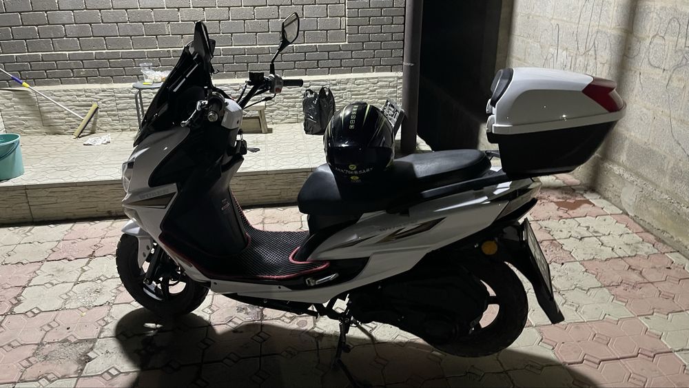 Скутер MAXI 150.