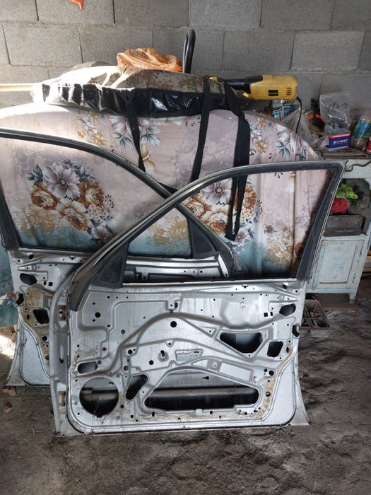 Продам две передние двери на мерседес 210