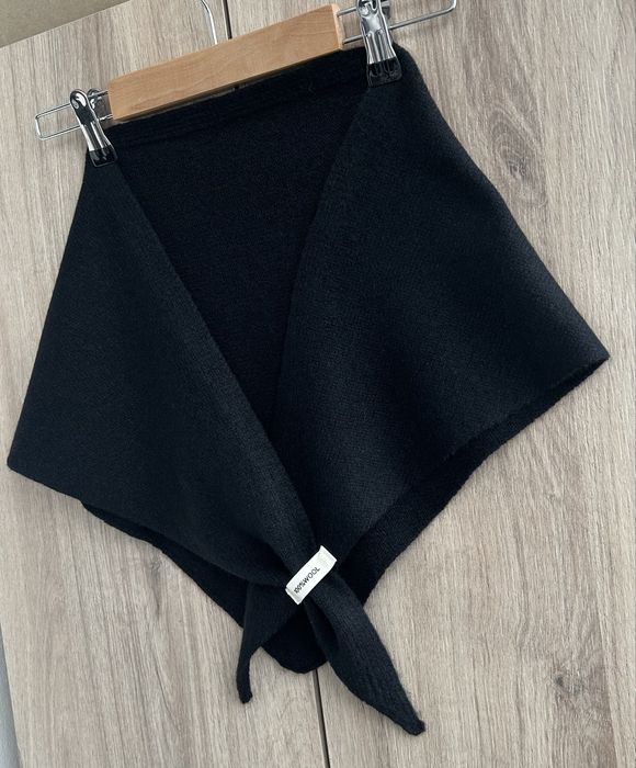Esarfa triunghiulara, neagra, din lana 100%