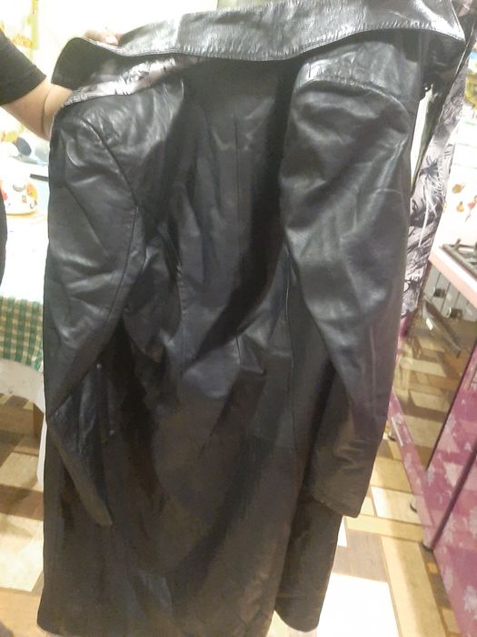 Продам женский кожаный плащ б/у в отличном состояниичерного цвета  раз