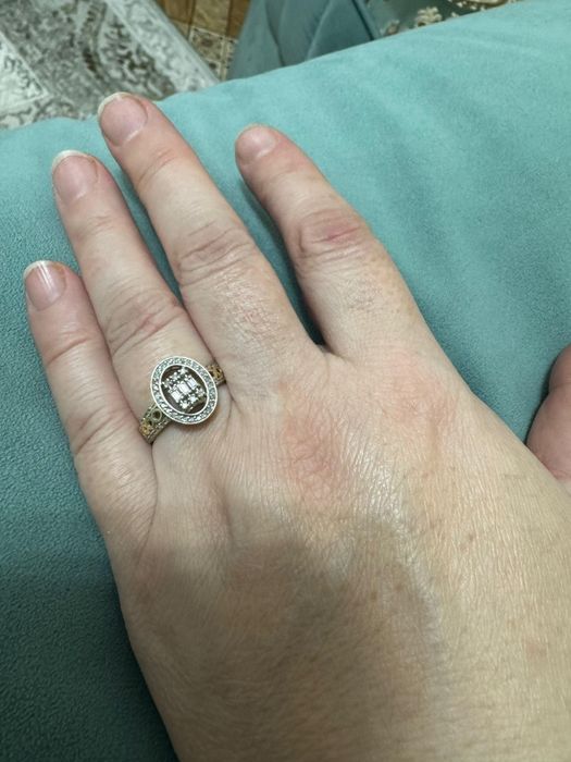 Продам кольцо с бриллиантами