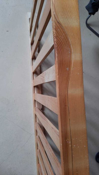 Подарява се дървено детско креватче