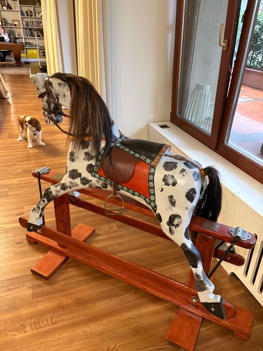 античен люлеещ се кон