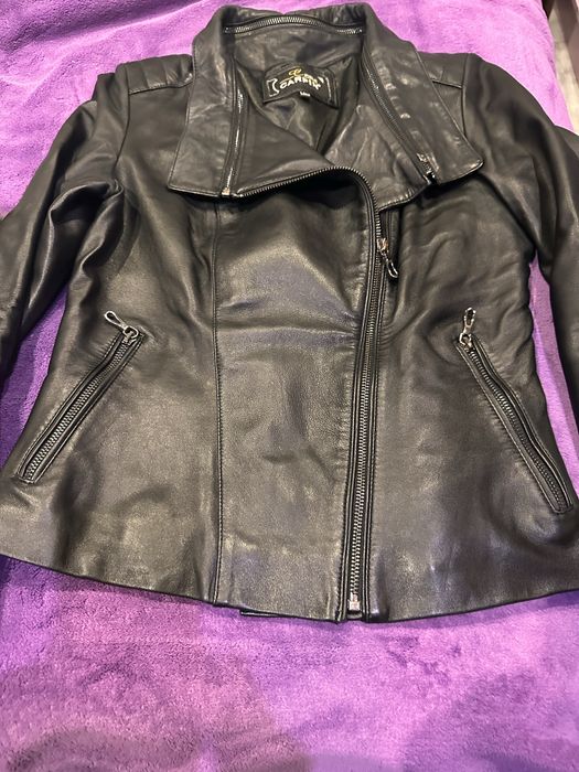 Естествена кожа късо яке,пиши L,но определено е M