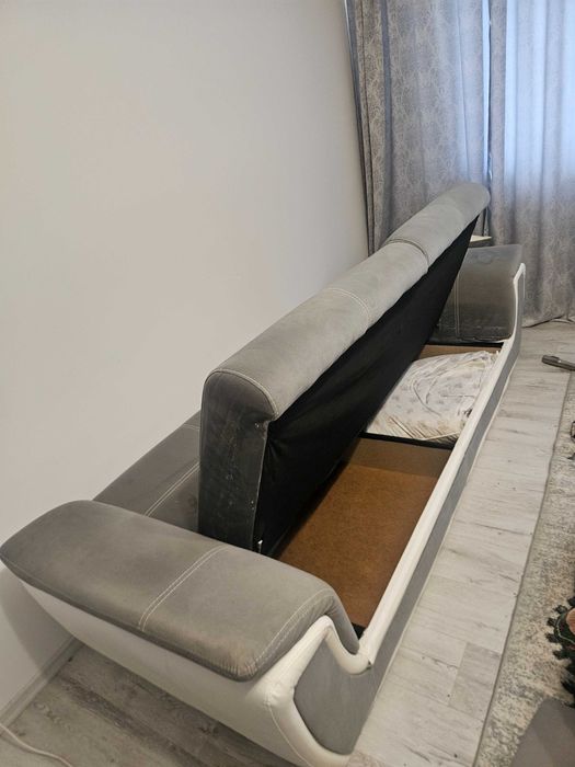 Vand canapea 3 locuri extensibilă si 2 tabureti