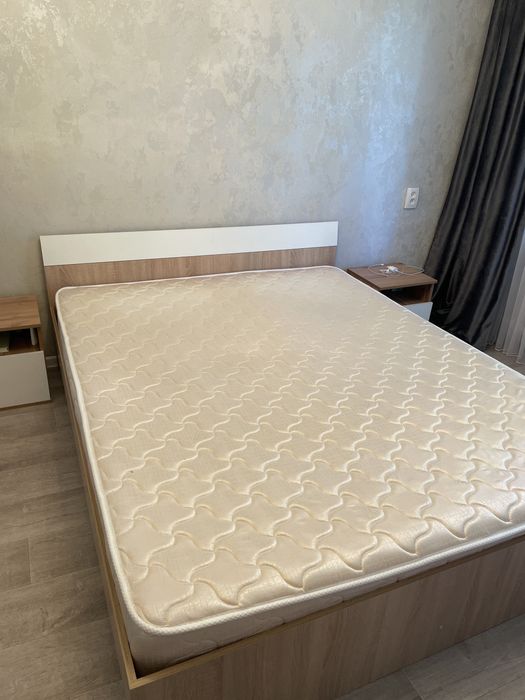 Продам кровать с матрасом.