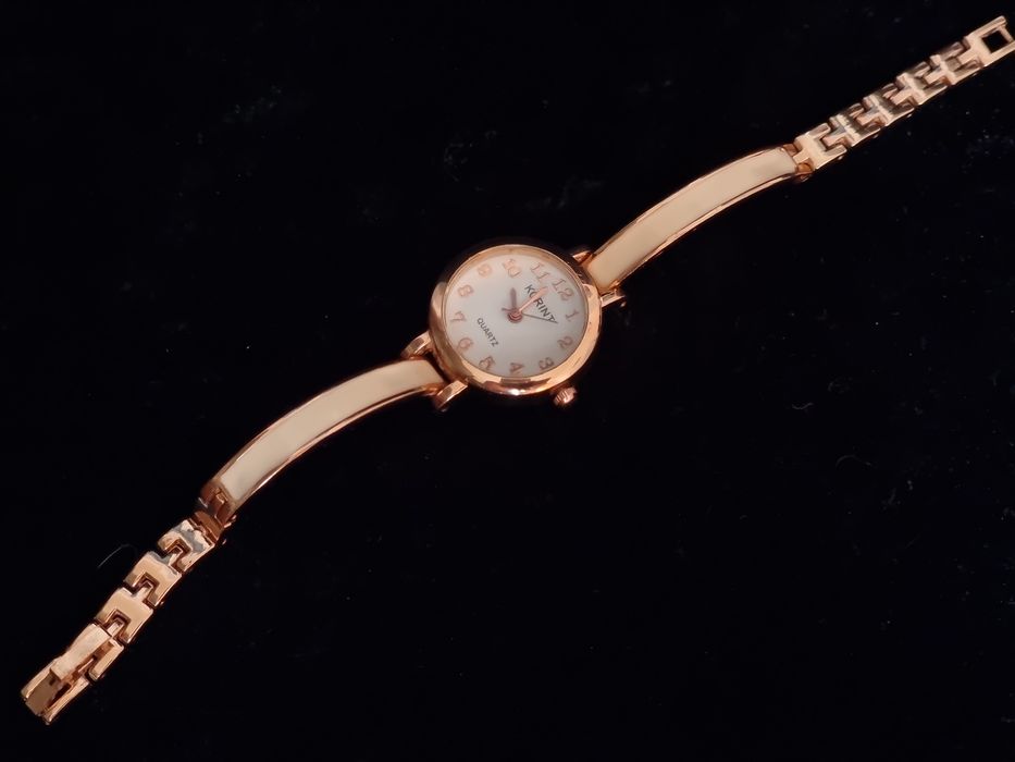 Часы классический дизайн золотого цвета