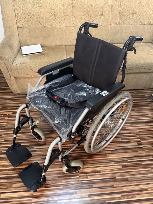 Carut scaum medical rulant batrani dizabilitati (ca nou)