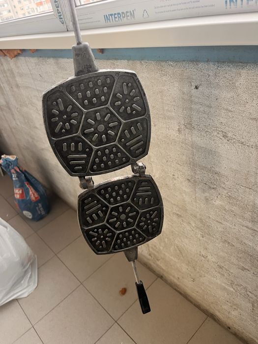 Вафельница страый но мощный