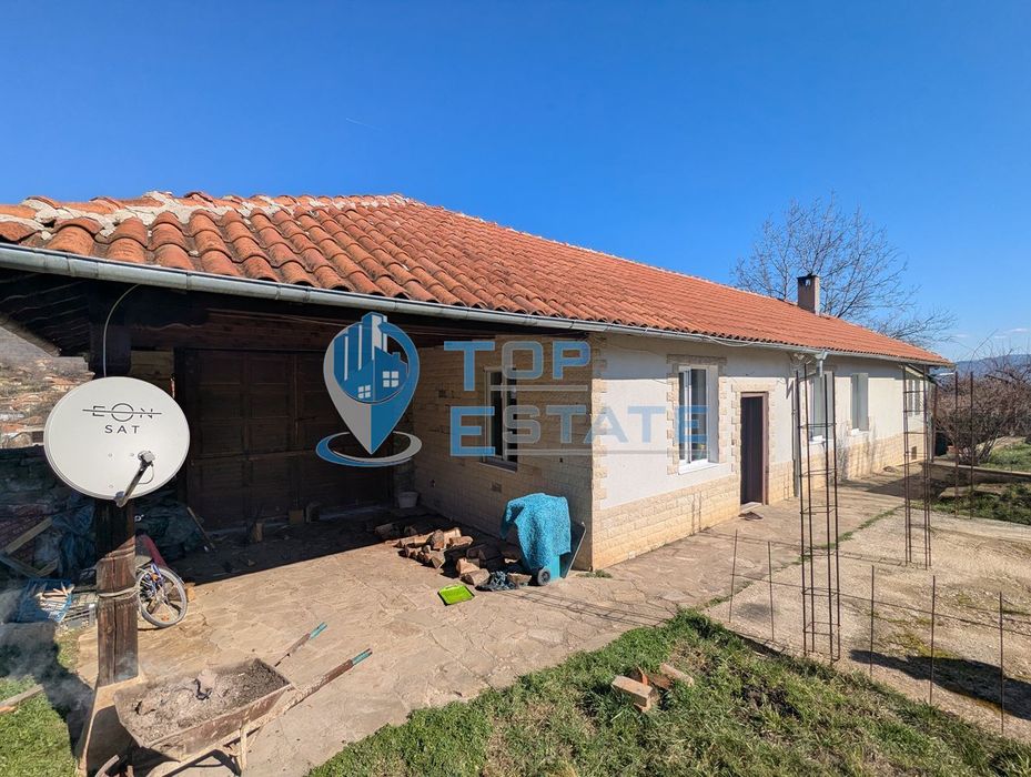 Ремонтирана и готова за нанасяне къща в село Пчелище, област Велико Т