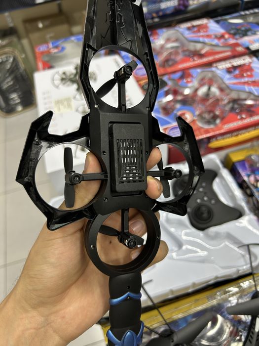 Dron,qilich korinishida, 20metr balanlikka 50 metr uzoqlikka boradi