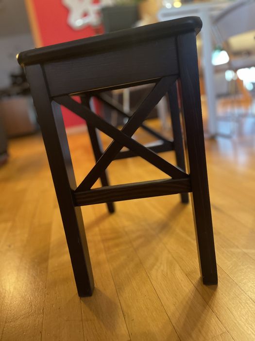 Taburet IKEA INGOLF lemn masiv negru-maro – 2 bucăți