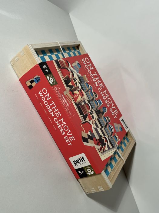 Дървен шах On the Move Wooden Chess Set